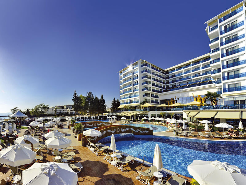 Azura Deluxe Resort & Spa