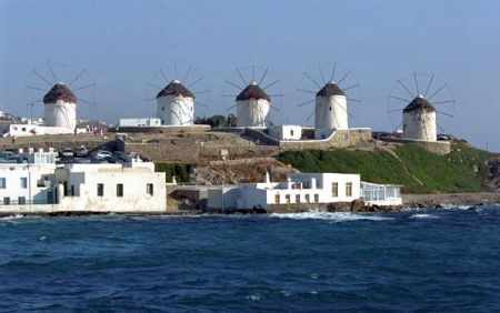 Typické řecké větrné mlýny při pobřeží Egejského moře