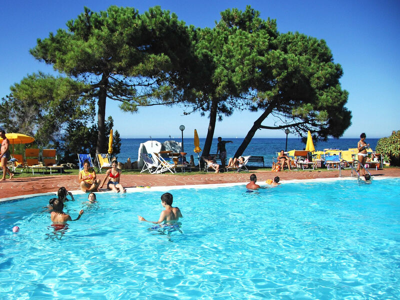 Bungalow Club Village