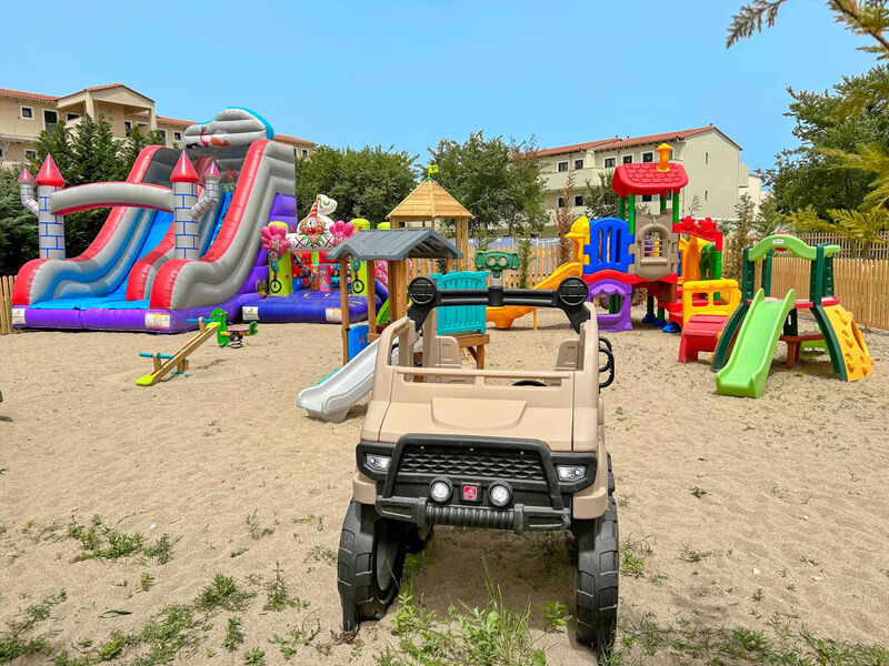 Angela Beach Family Deluxe