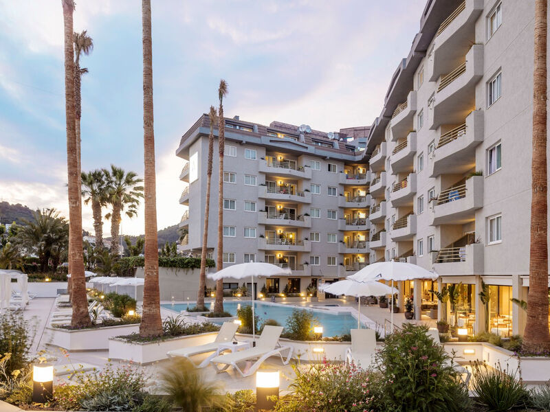 Aqua Montagut Suites