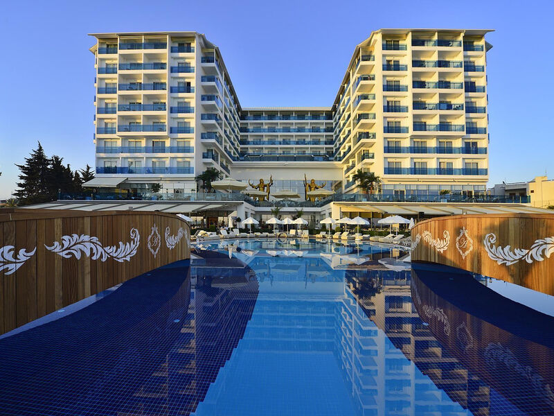 Azura Deluxe Resort & Spa