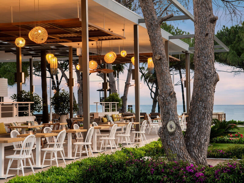 Acanthus & Cennet Barut Collection