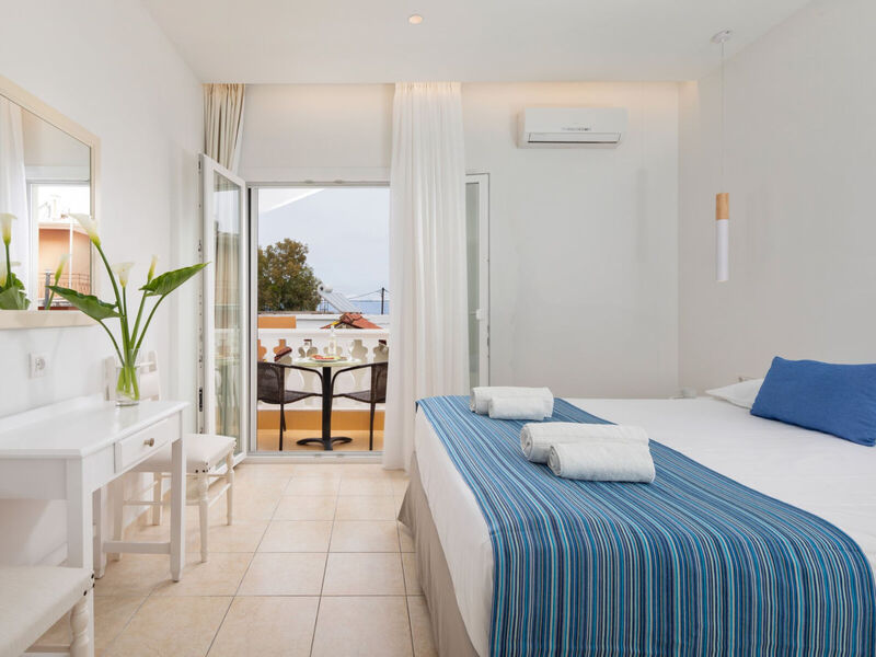 Bella Vista Beach Hotel & Studios