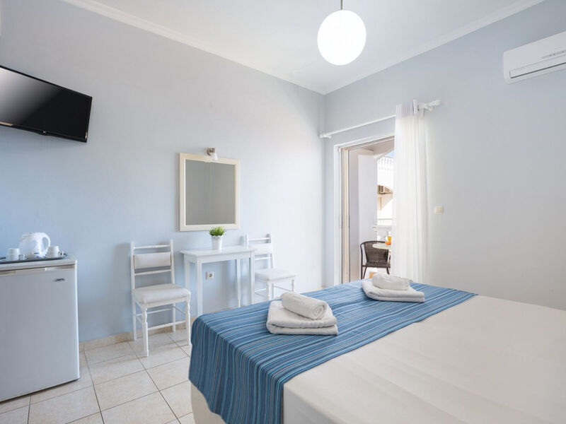 Bella Vista Beach Hotel & Studios