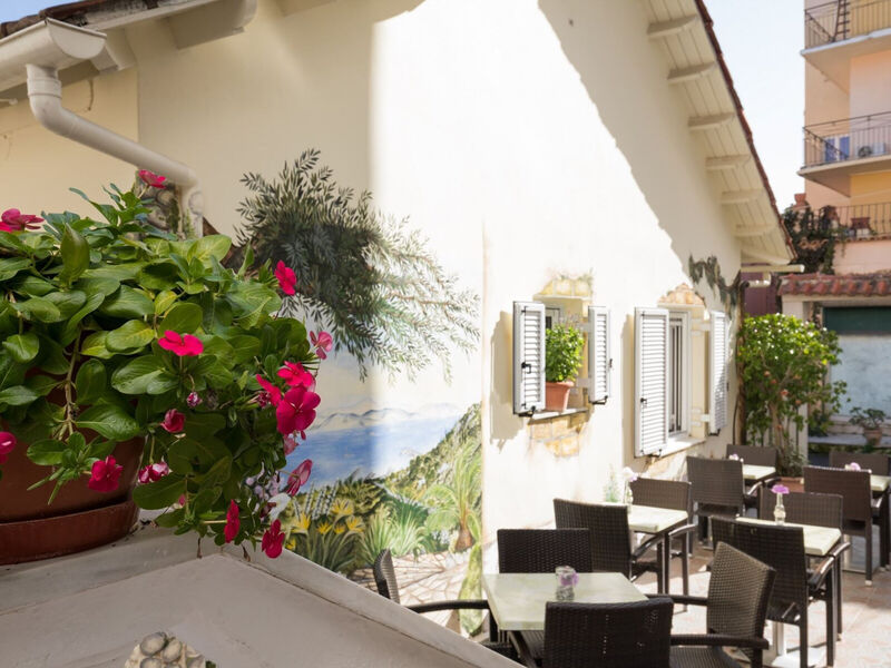 Bella Vista Beach Hotel & Studios