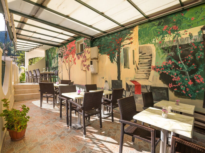 Bella Vista Beach Hotel & Studios