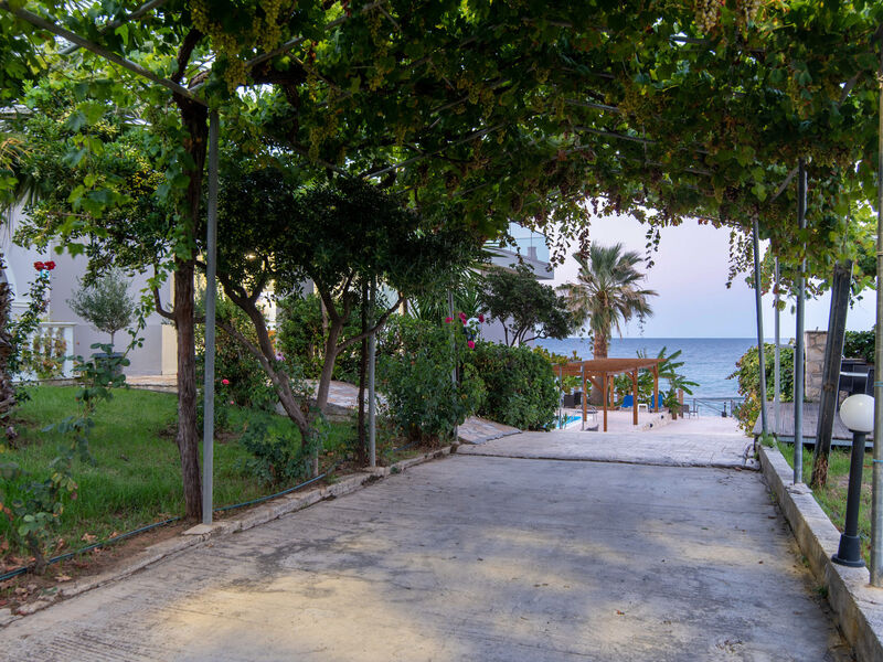 Belussi Beach Hotel & Suites