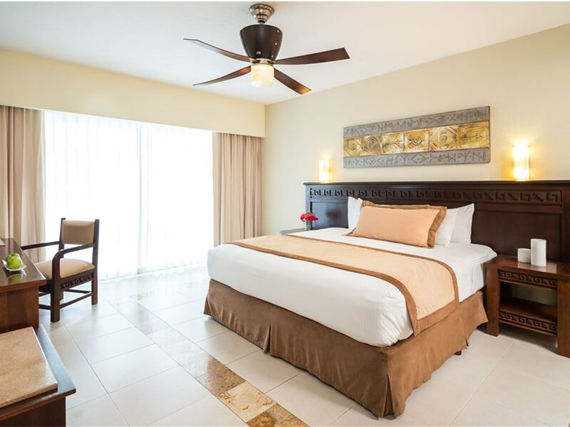 BlueBay Grand Esmeralda