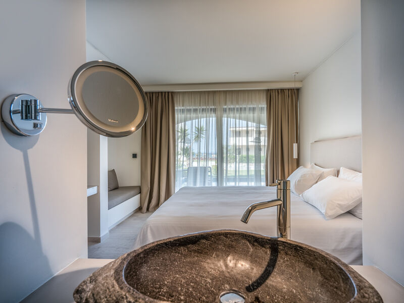 Caravel Resort & Spa