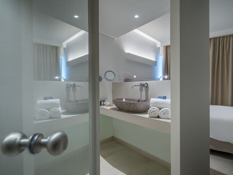 Caravel Resort & Spa