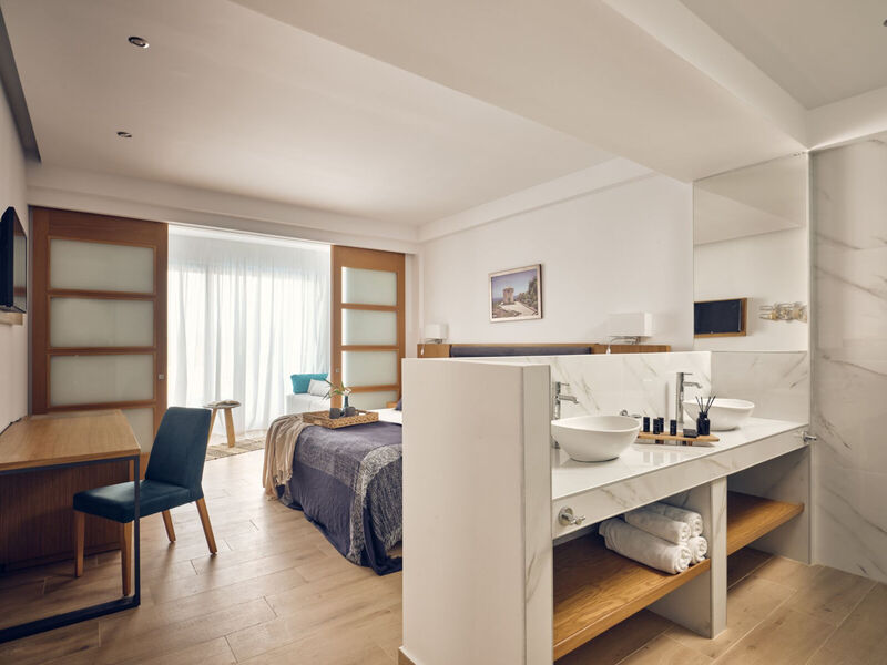 Cavo Orient Beach Hotel & Suites