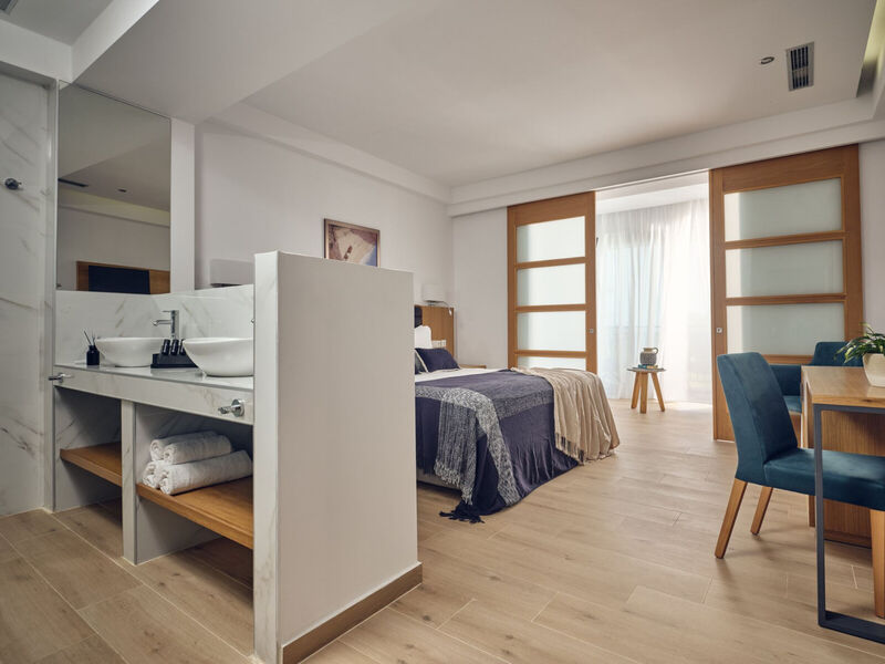 Cavo Orient Beach Hotel & Suites