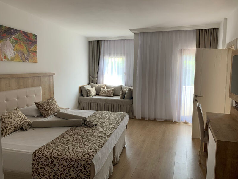 Cesars Resort Side