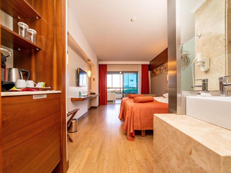 Commodore Elite Suite and Spa