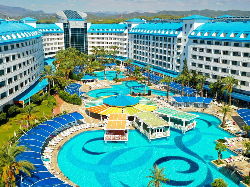 Crystal Admiral Resort Suites & Spa
