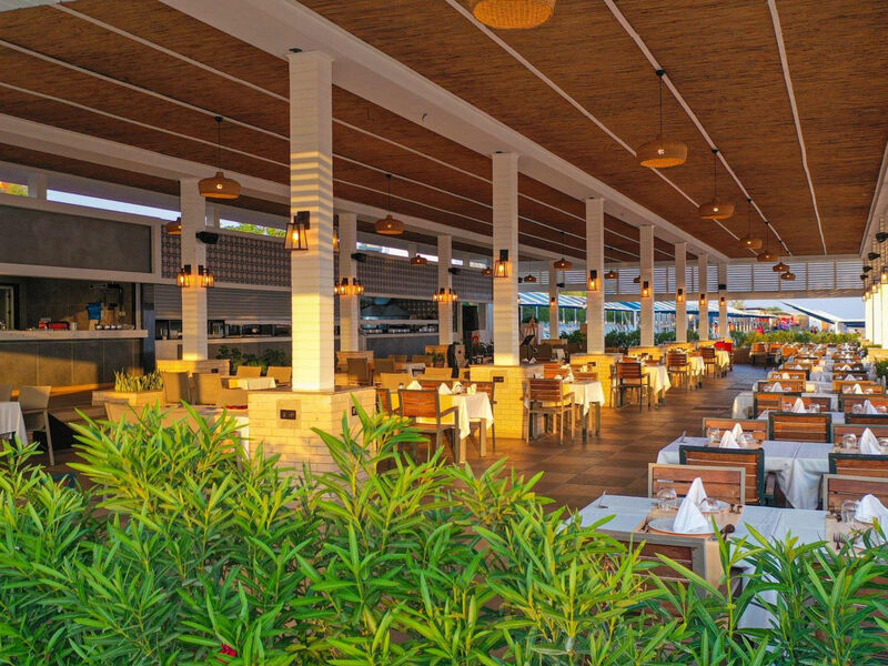 Crystal Admiral Resort Suites & Spa