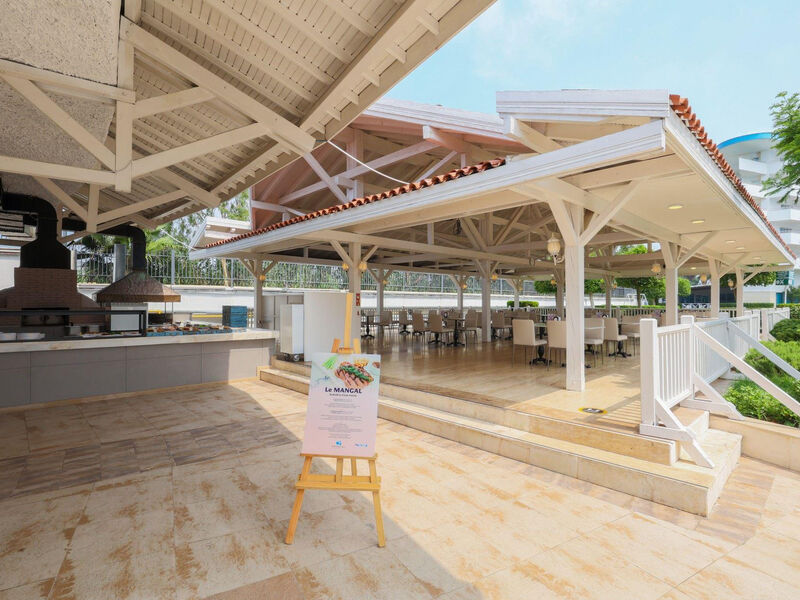 Crystal Admiral Resort Suites & Spa