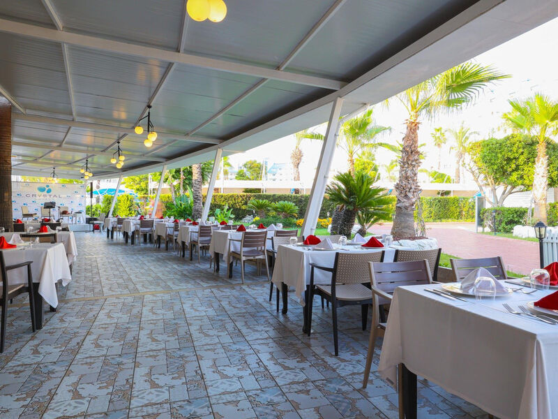 Crystal Admiral Resort Suites & Spa