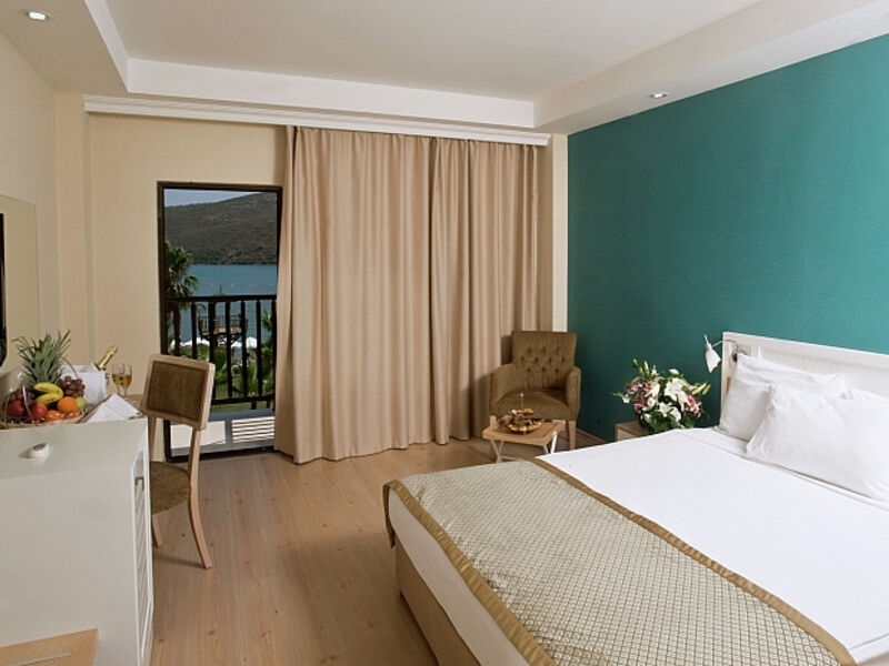 Crystal Green Bay Resort & Spa