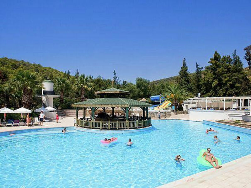 Crystal Green Bay Resort & Spa