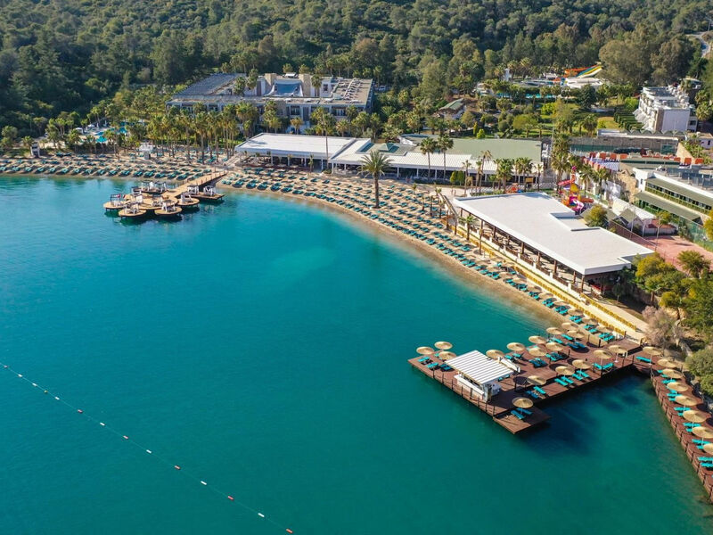 Crystal Green Bay Resort & Spa