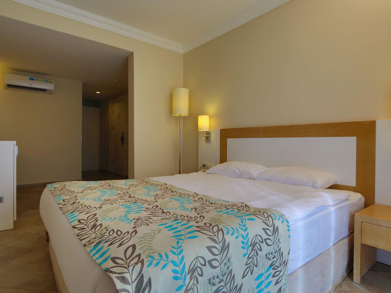 Crystal Green Bay Resort & Spa