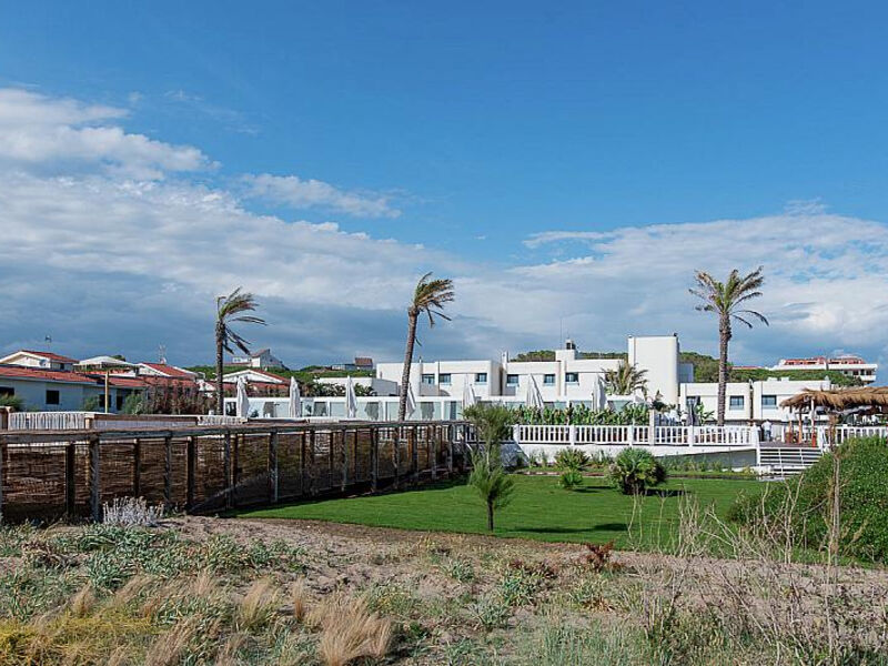 Cumeja Beach Club & Hotel