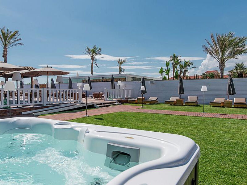 Cumeja Beach Club & Hotel