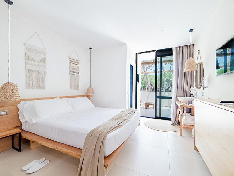 Cumeja Beach Club & Hotel