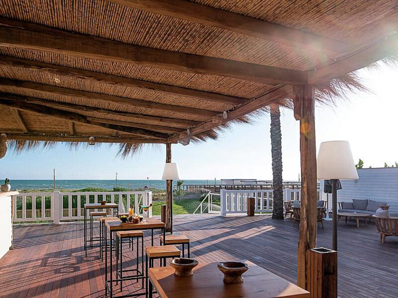 Cumeja Beach Club & Hotel