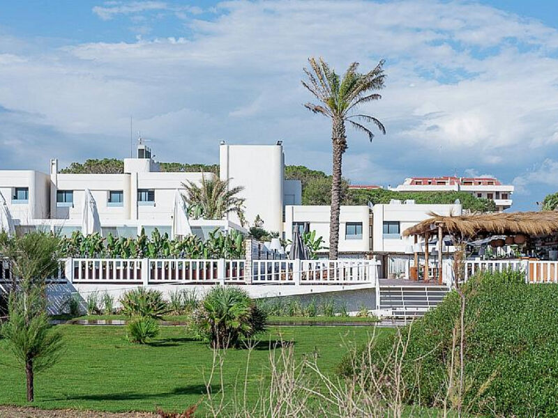 Cumeja Beach Club & Hotel
