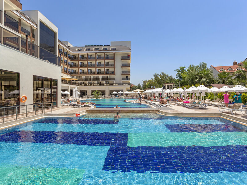 Glamour Resort & Spa