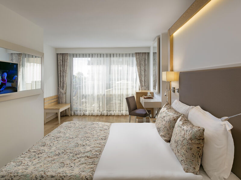 Glamour Resort & Spa