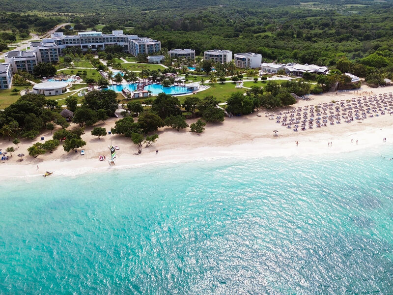 Gran Muthu Almirante Beach