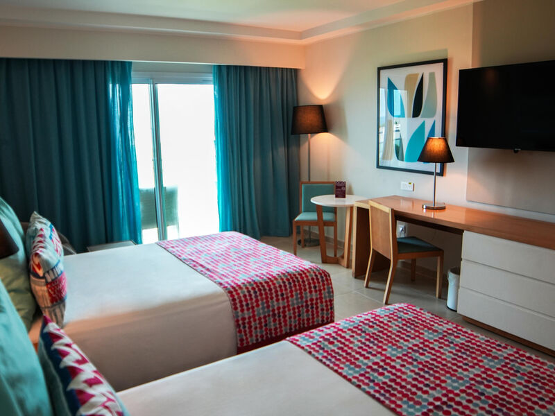 Gran Muthu Almirante Beach