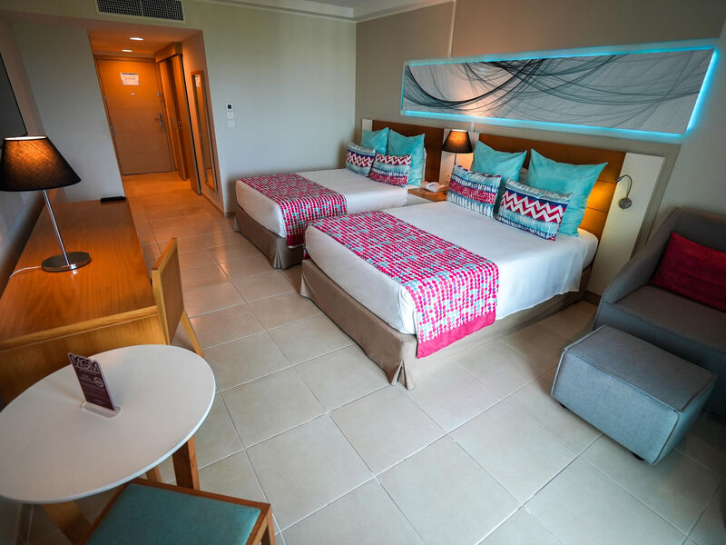 Gran Muthu Almirante Beach