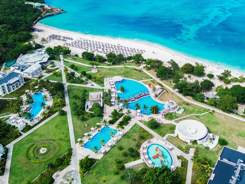 Gran Muthu Almirante Beach