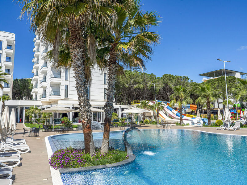 Henry Resort & Spa