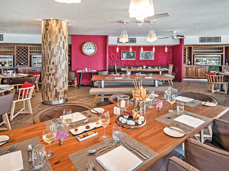 La Pirogue Resort & Spa