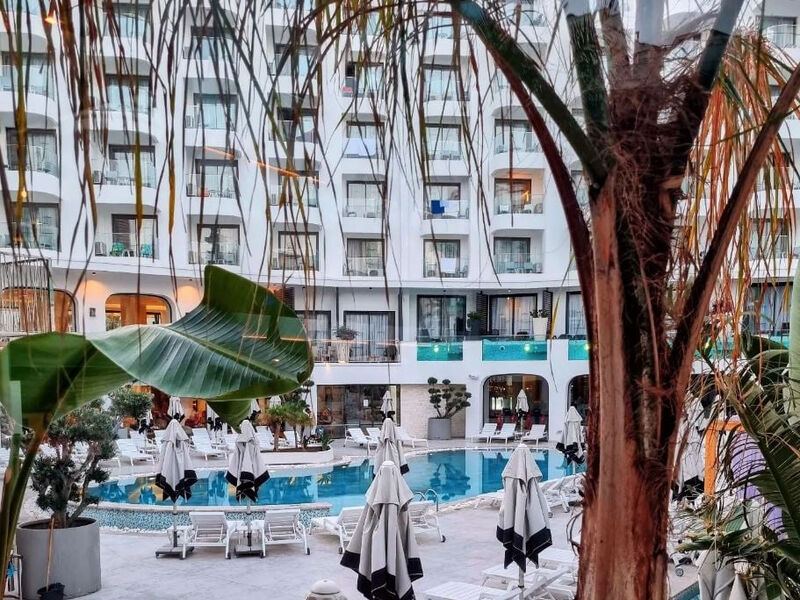 Lalila Blue Suites
