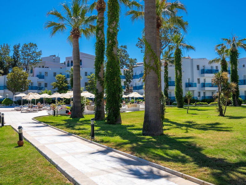 Le Bleu Hotel & Resort