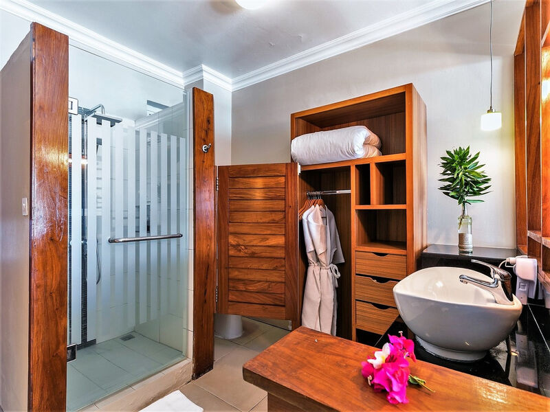Le Peninsula Bay Beach Resort & Spa