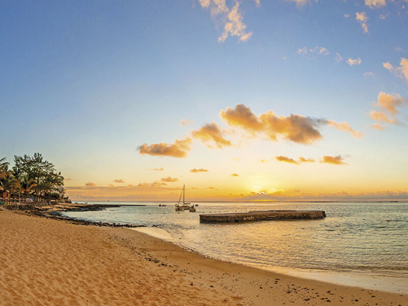 Le Peninsula Bay Beach Resort