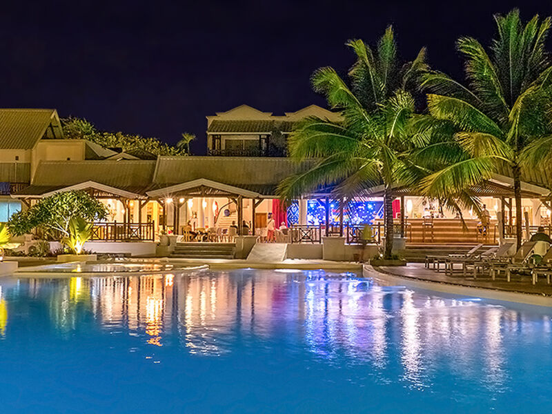 Le Peninsula Bay Beach Resort