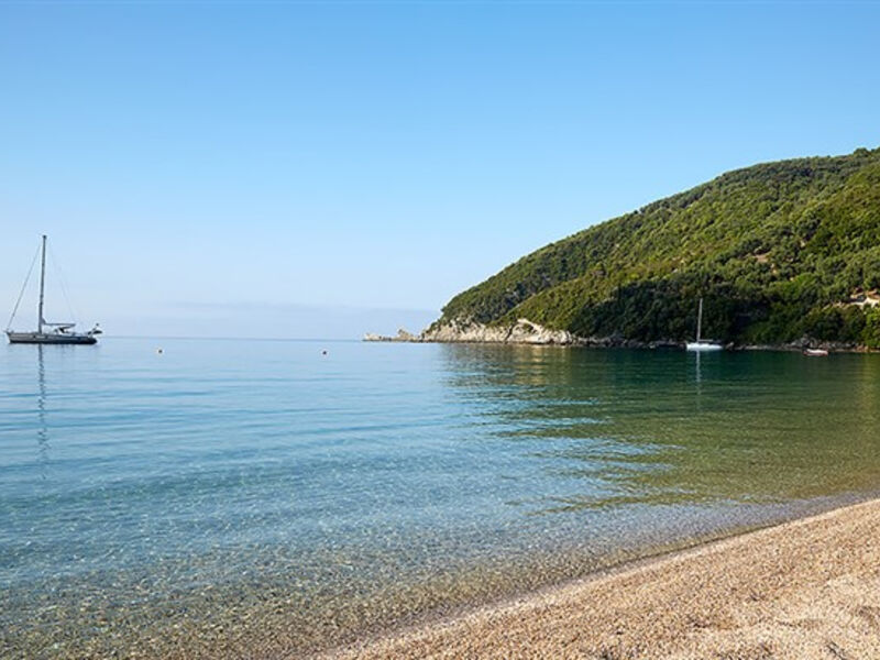 Lichnos Beach & Suites