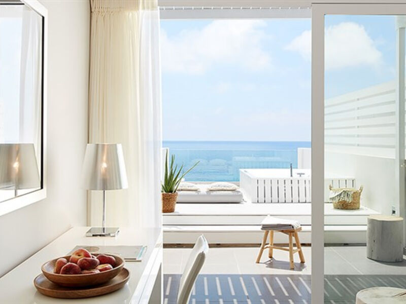 Lichnos Beach & Suites