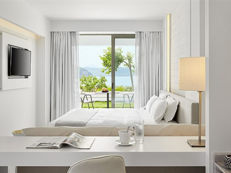 Lichnos Beach & Suites