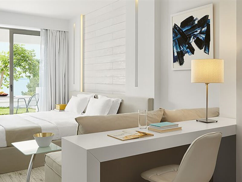 Lichnos Beach & Suites