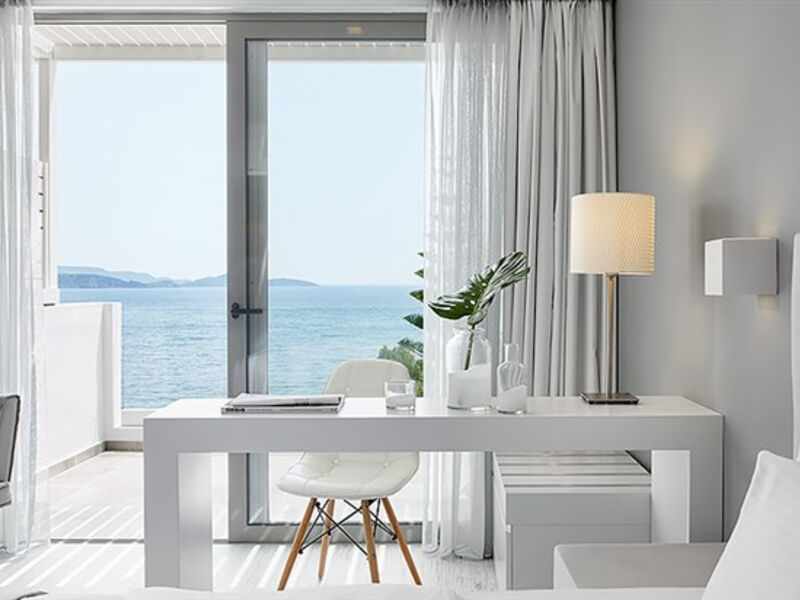 Lichnos Beach & Suites